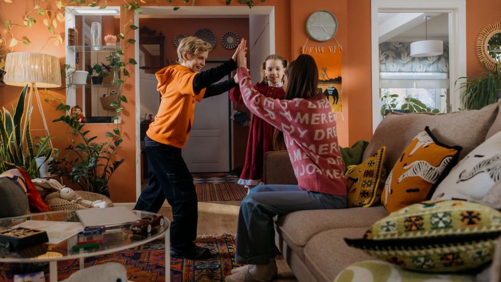 сериал «Одни дома»