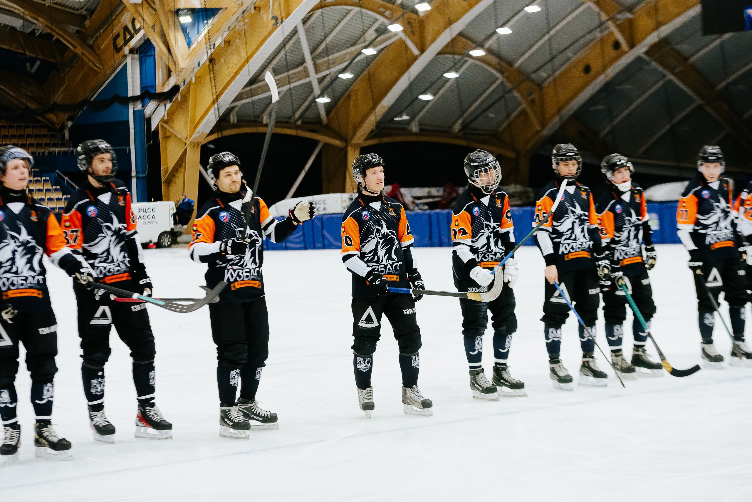 Сибирский гигант впервые проиграл, но лидирует: не пропустите матч по хоккею с мячом «Родина» – «Кузбасс» на канале «ТВ Спорт»