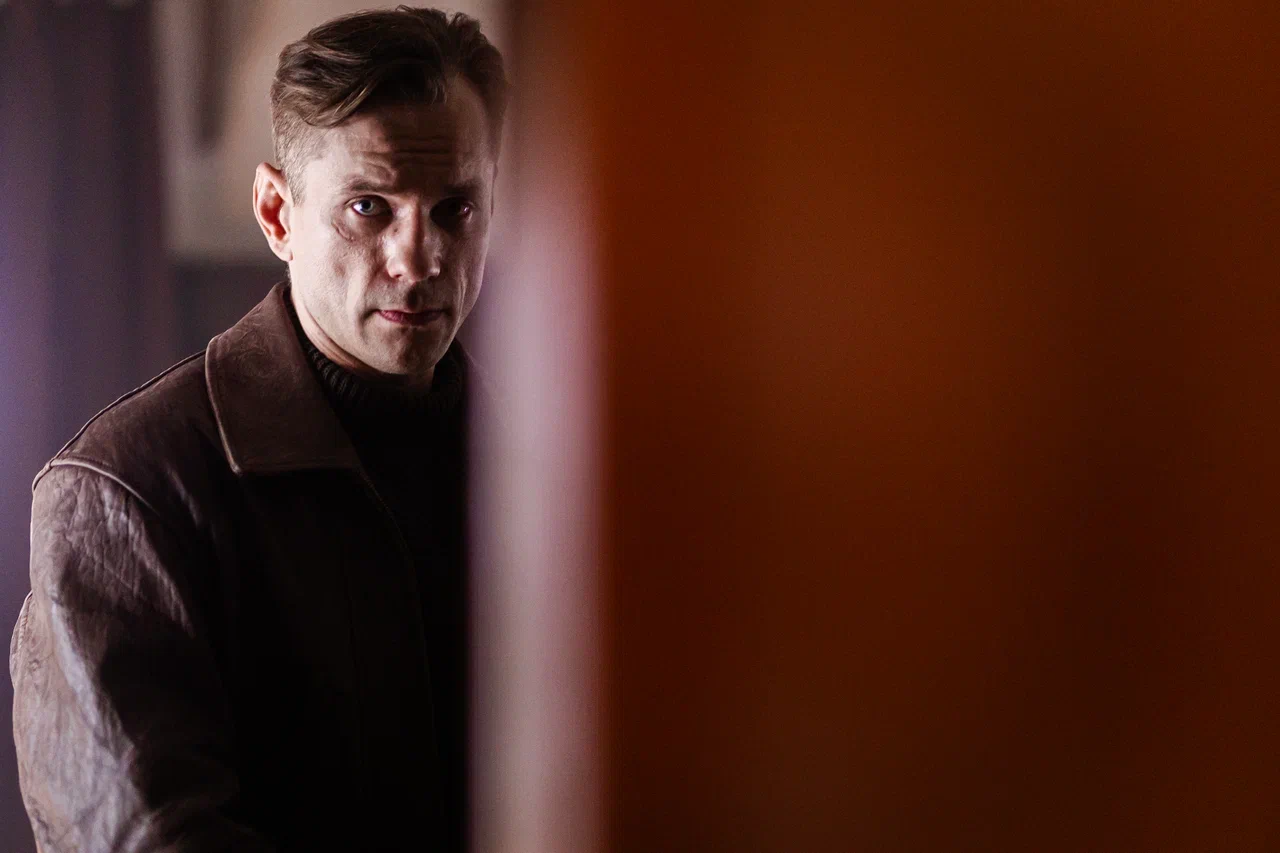 В Сети состоялась премьера второго сезона шпионского детектива «Художник» с Александром Горбатовым