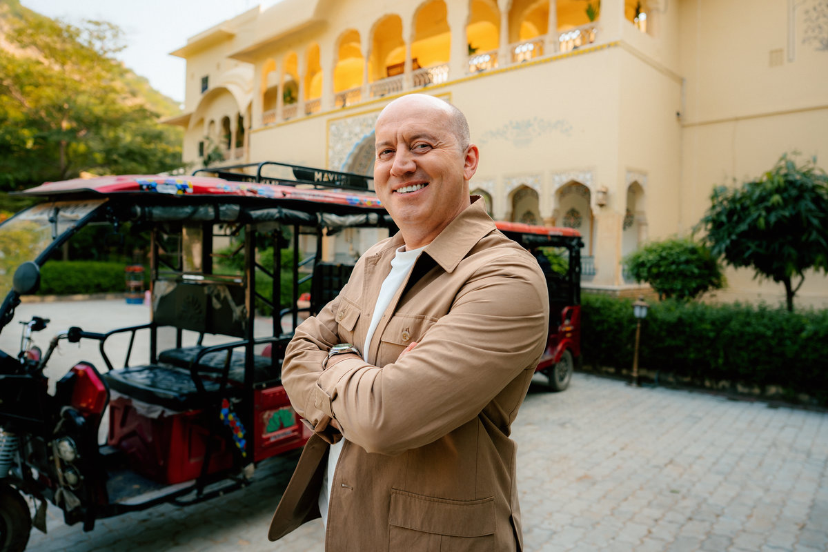 Первые кадры: ведущим нового приключенческого реалити СТС «Тайный миллионер» в Индии стал Сергей Бурунов