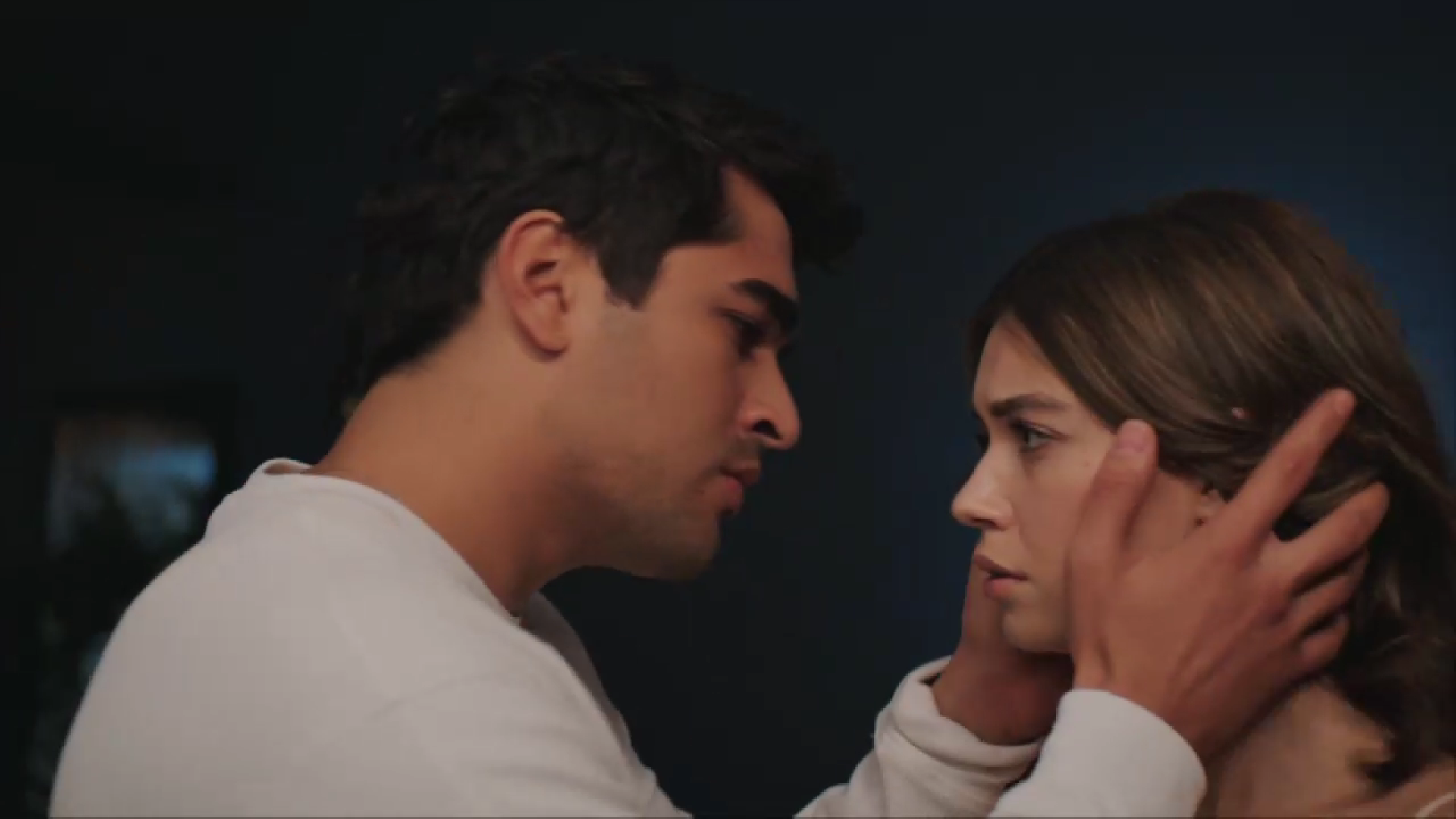 Дияр спешит заехать в особняк, пока СейФер целуются: обзор 83-й серии турецкого хита «Зимородок»