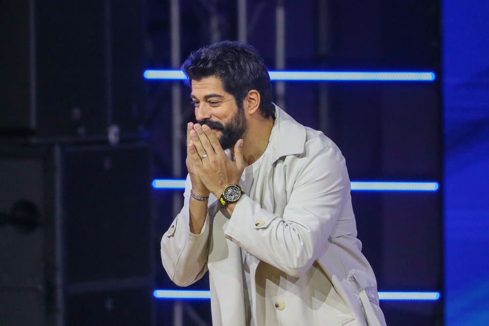 Самый красивый мужчина Турции: Пятый канал расскажет о жизни и творческом пути Бурака Озчивита