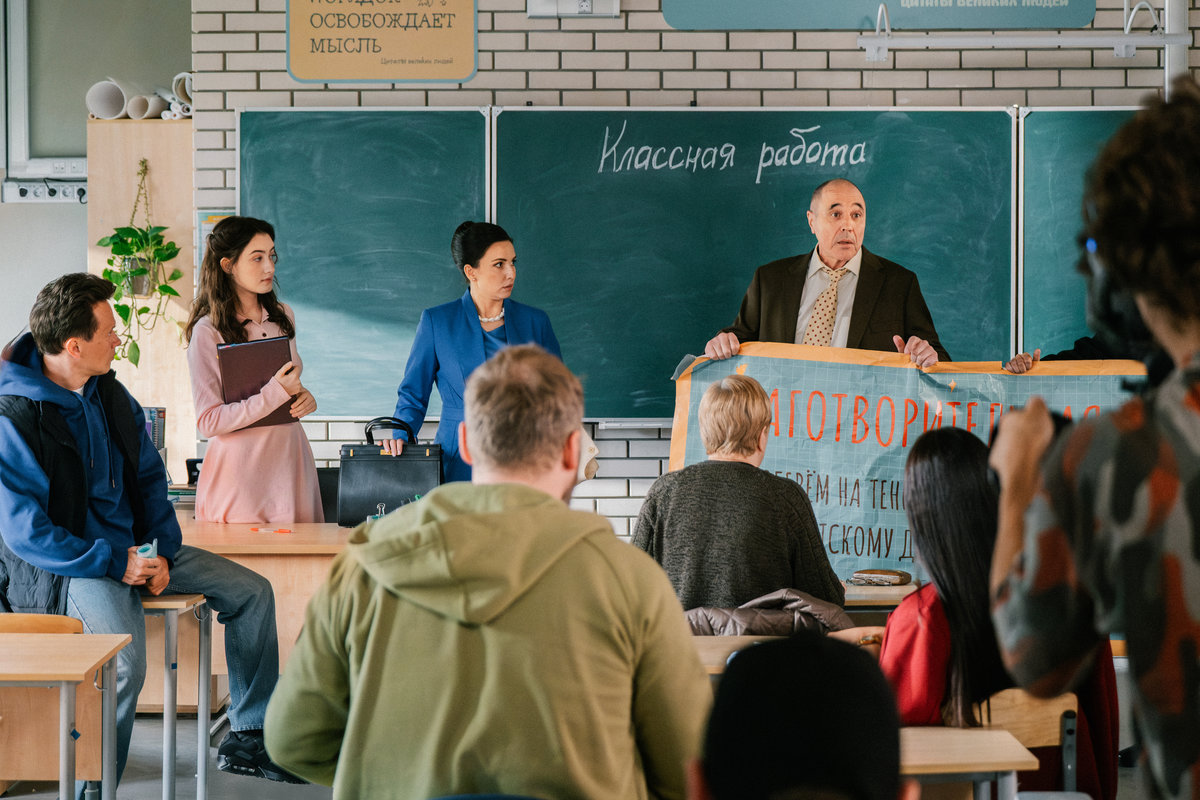 Стендаперы и «Уральские пельмени»: телеканал СТС объявил о старте в своем эфире ситкома «Вечерняя школа»