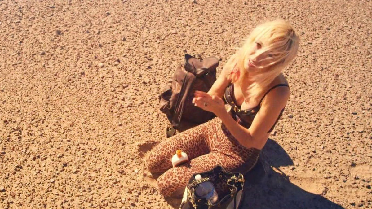 Фильм ужасов «От этого песок становится красным» на канале «Шокирующее» рассказывает о дороге красотки Молли через зомби-пустыню