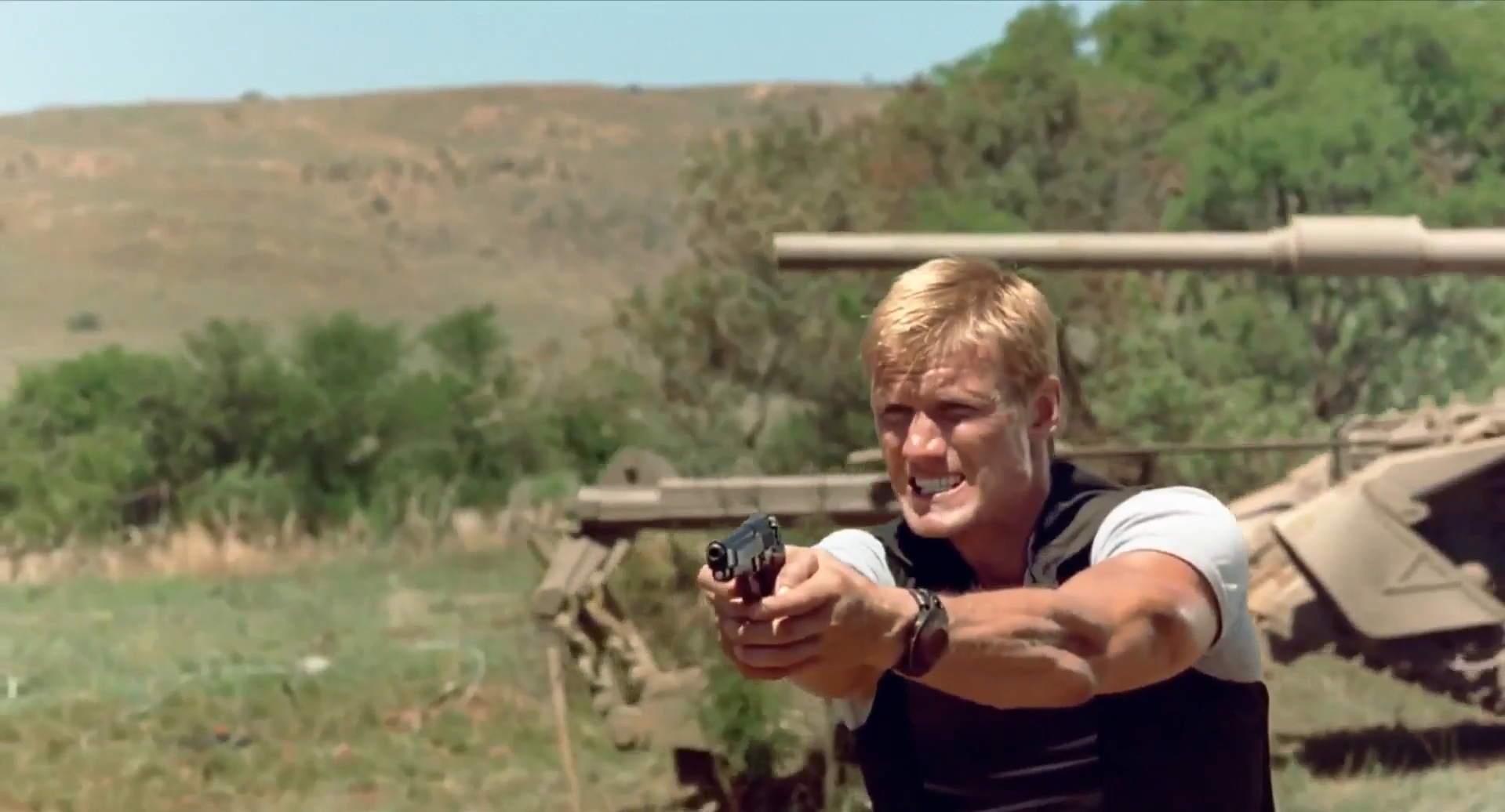 Безутешный солдат разминирует Анголу: драматический боевик «Чистильщик» на канале «Остросюжетное» показывает тяжкую операцию против бомб в Африке