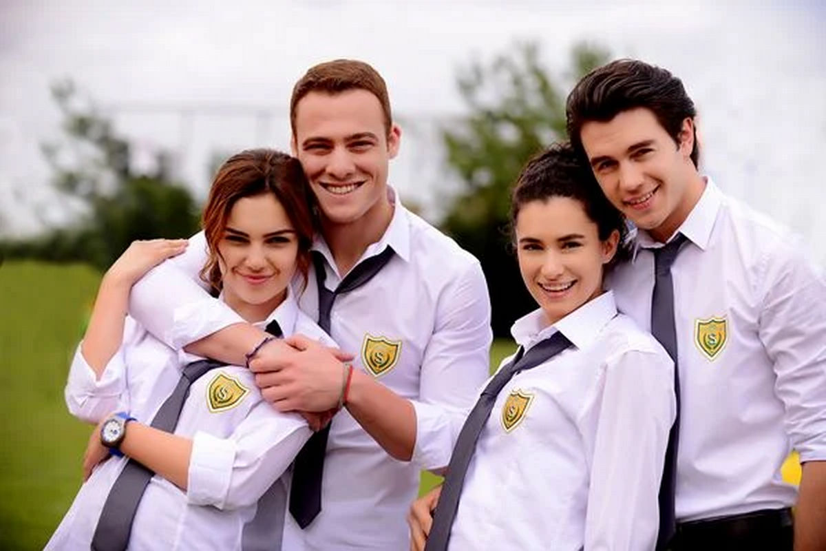 Первая любовь и семейные тайны: на «Лавстори» стартует турецкий сериал «В ожидании солнца» с Керемом Бюрсином