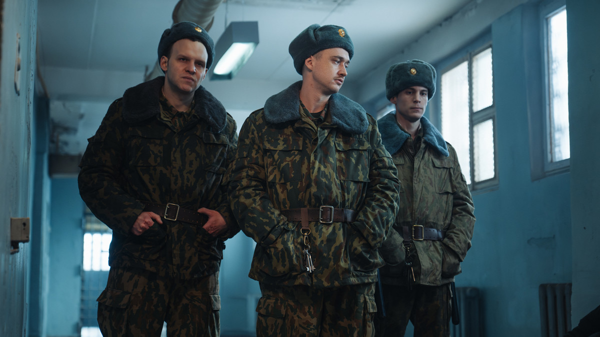 Особый взгляд на справедливость: что известно о новом драматическом сериале «Аутсорс» с Иваном Янковским