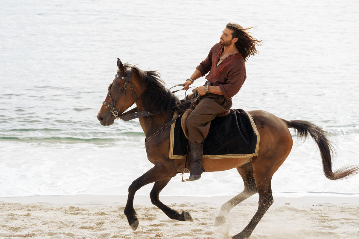 Со всем миром: в России покажут новый сериал с турецкой звездой Джаном Яманом «Сандокан: Принц пиратов»