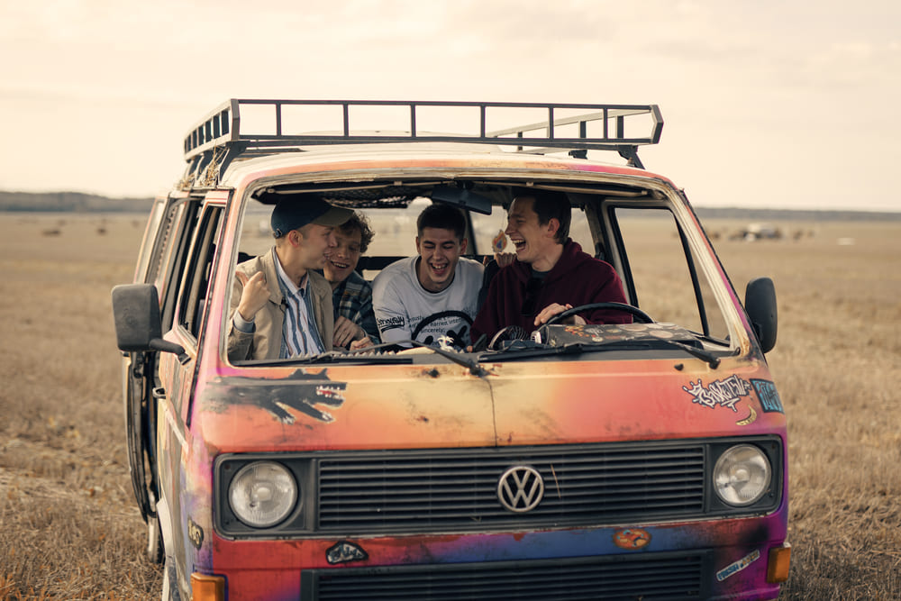 Взросление с друзьями: в Сети состоялась премьера роуд-муви «Она такая классная»