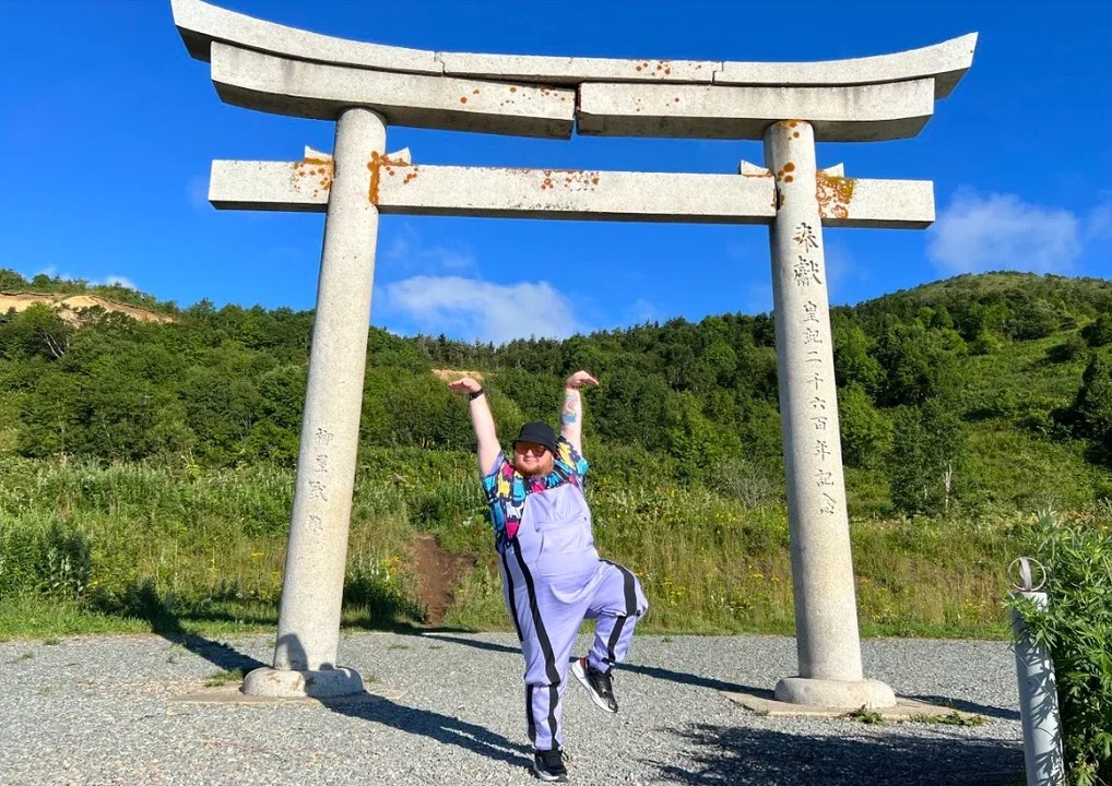 «Стоит перебороть свой страх, чтобы это увидеть»: смотрите трэвел-шоу «Приехали» на Сахалине на «МУЗ-ТВ» 