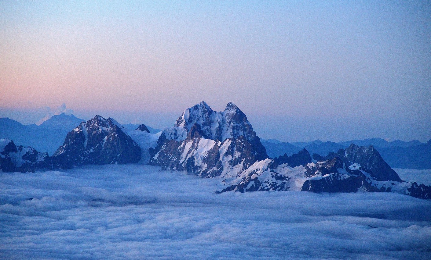 Зеленый флаг на вершине: съемки сериала «Мастер» переехали в Казахстан, а исполнитель главной роли покорил Эльбрус