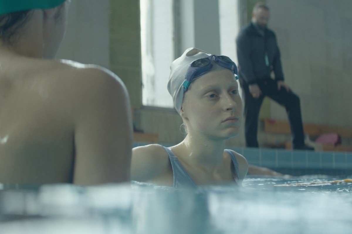 Травля, ревность и одиночество в бассейне: в прокат выходит экранизация Замятина «Наводнение»