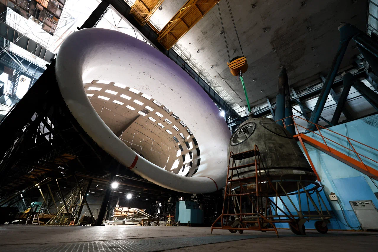 Байконур, МКС и прыжок через разведенный мост: «Триколор» снял клип на хит BEARWOLF