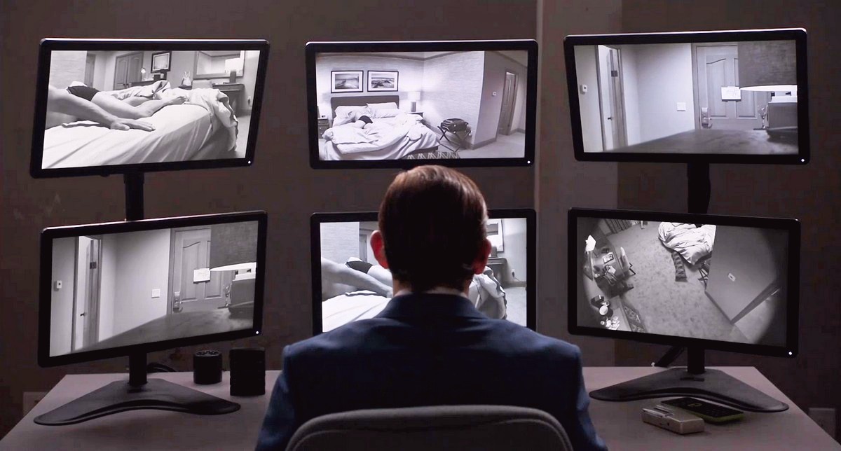 Он всегда наблюдает: в российский прокат выходит триллер «Ночной портье»