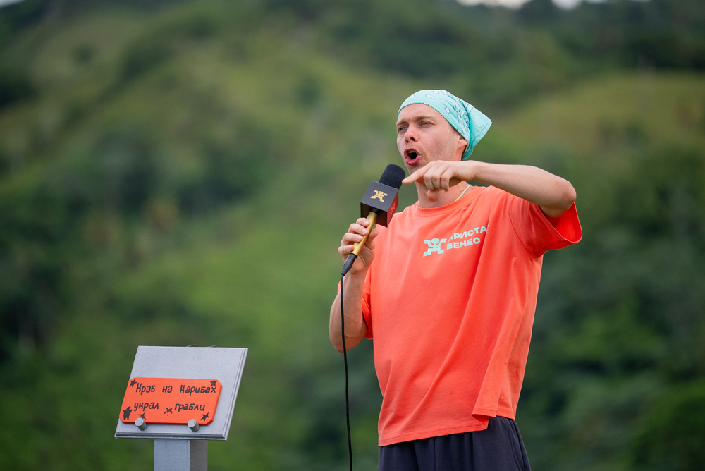 Нехватка романтики: участник шоу «Звезды в джунглях. Карибский сезон» «подкатит» к ведущей Ольге Бузовой