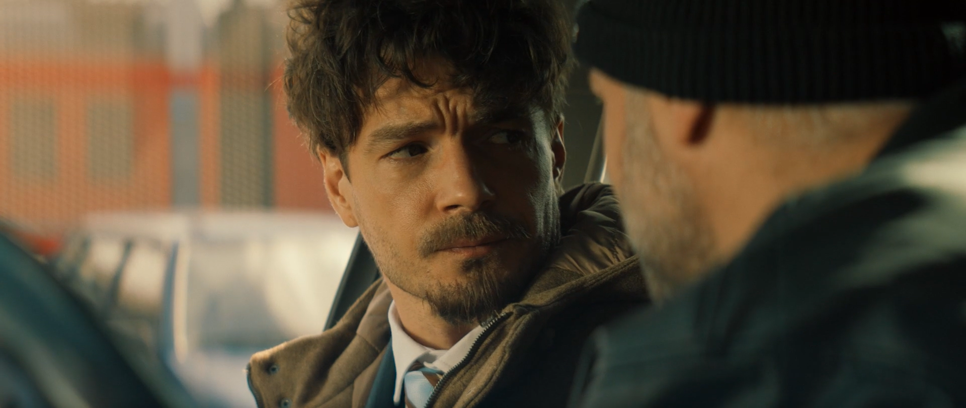 Матвеев играет две роли: премьера сериала «Чужие деньги» состоялась 15 мая на START