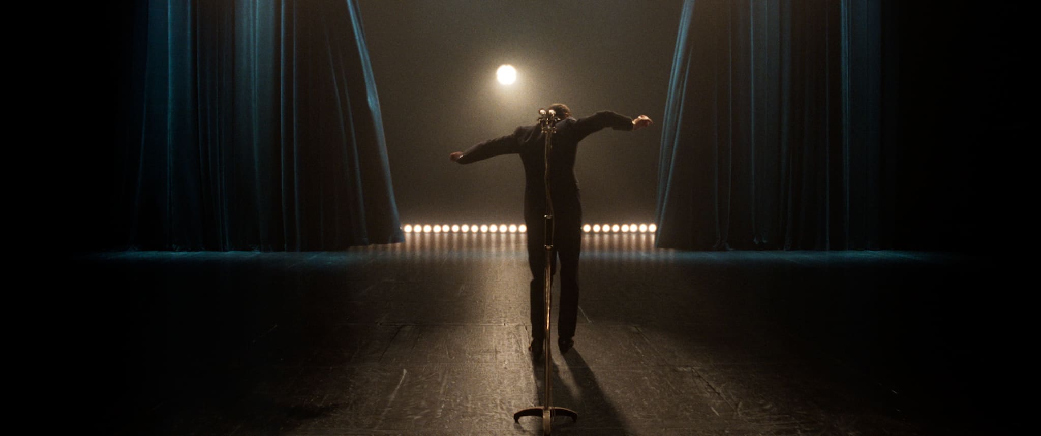 Становление легенды: в российский прокат выходит французский байопик «Месье Азнавур» о знаменитом шансонье