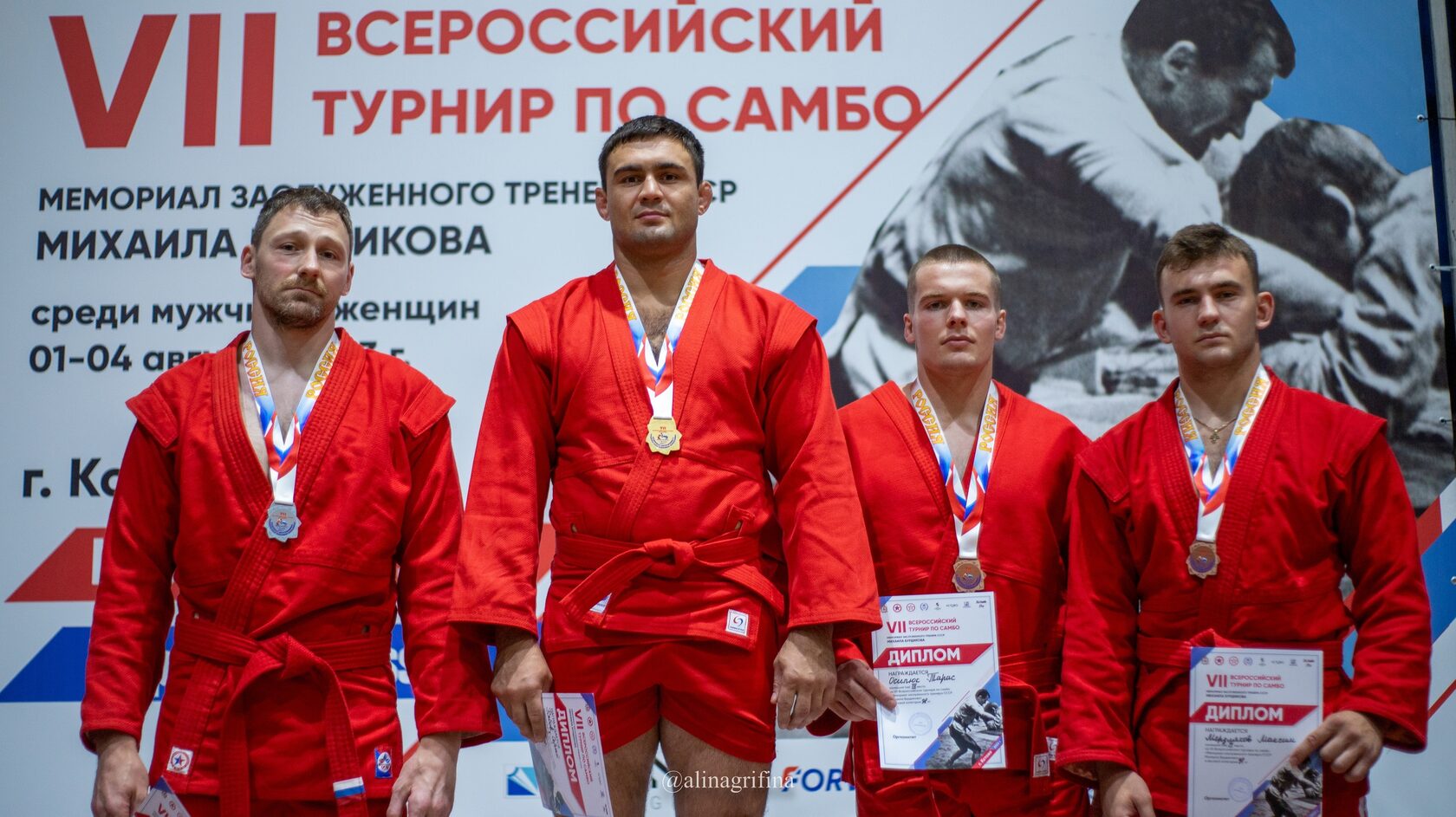 Сюда всегда приезжают звезды: смотрим Мемориал Михаила Бурдикова по самбо на канале «Спортивный»