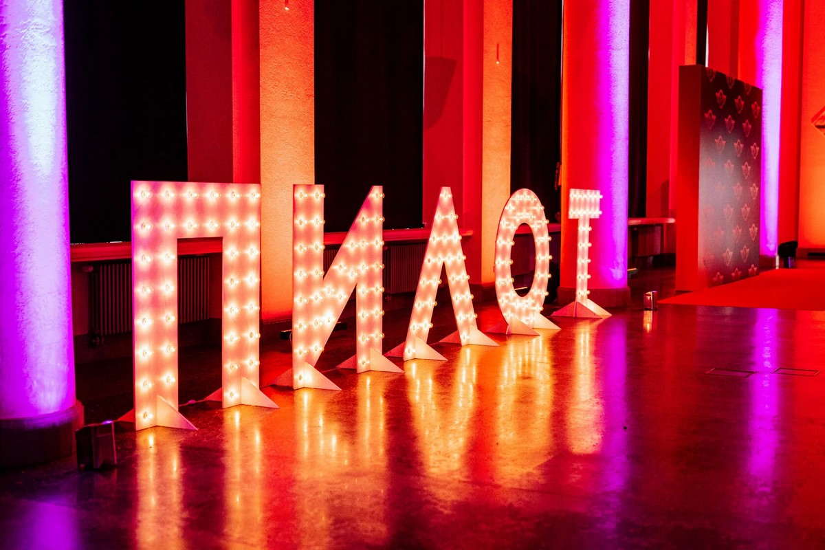 «Престиж», «Мамонты» и «Безбашенная»: фестиваль сериалов «Пилот» представил конкурсную программу 2023 года