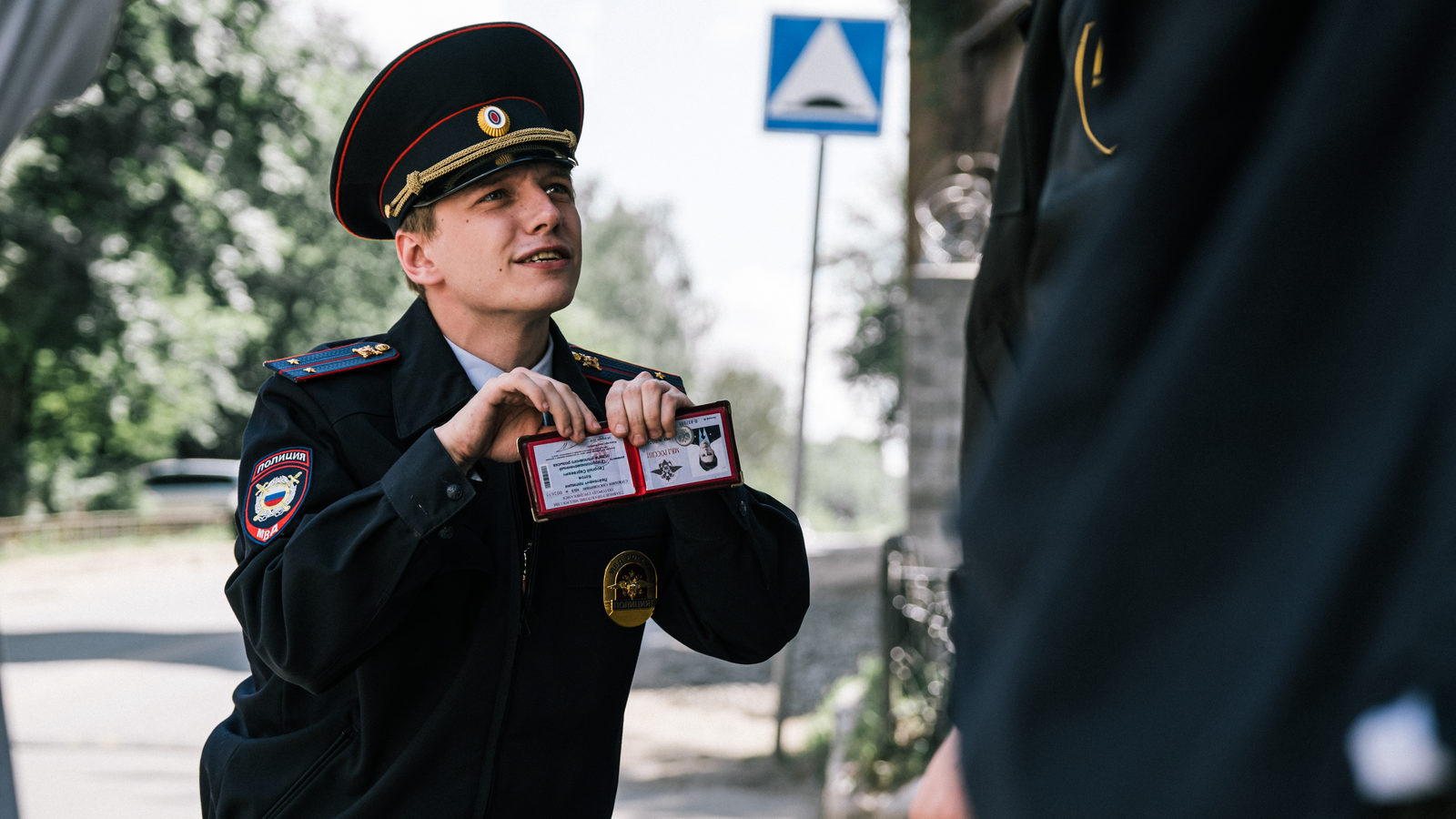 Пришло время обращаться: вышли все серии супергеройской экшен-комедии «Разрешите обратиться»