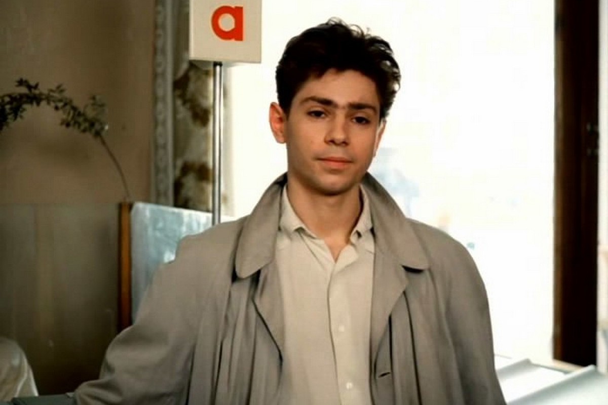 Преображение посреди разрухи: в перестроечно-фэнтезийной комедии «Настя» Георгий Данелия показывает, как выглядит любовь в начале ужасных 1990-х