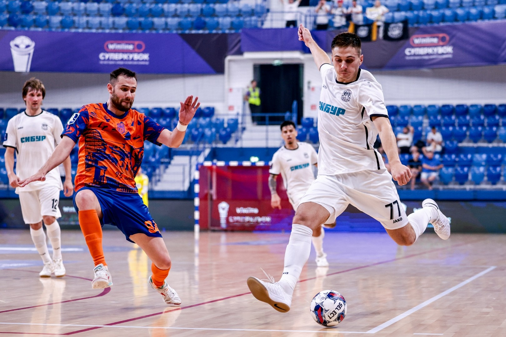 Обновленный чемпионат по футзалу: смотрим старт мини-футбольной суперлиги на каналах «Футбольный» и «Спортивный»