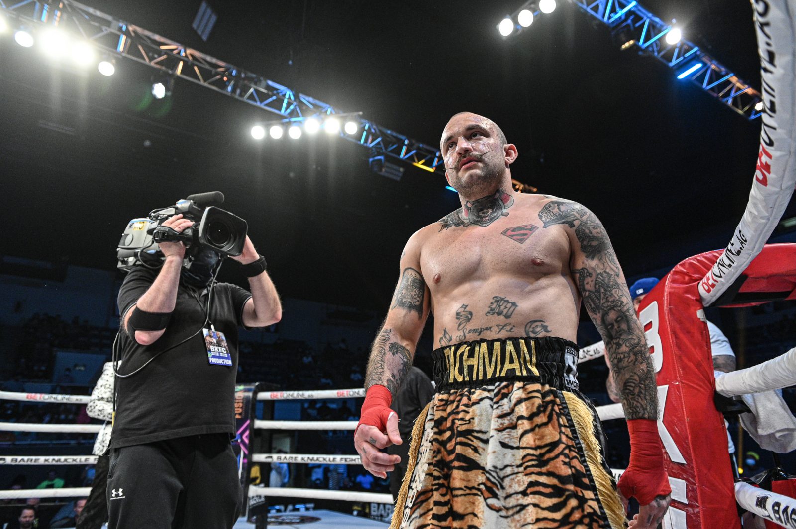 Манделл обороняет пояс от Ричмана, Уоррен мстит Дайеру: смотрим битвы Bare Knuckle FC 47 на голых кулаках на «МАТЧ! Боец»