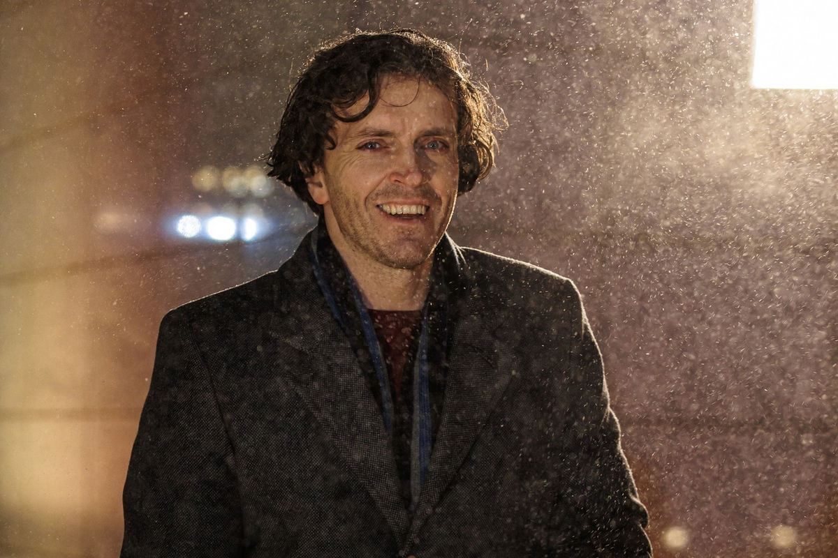 «Деньги – это еще не все!»: актер Арсений Попов о манипуляциях в жизни и импровизациях в кино