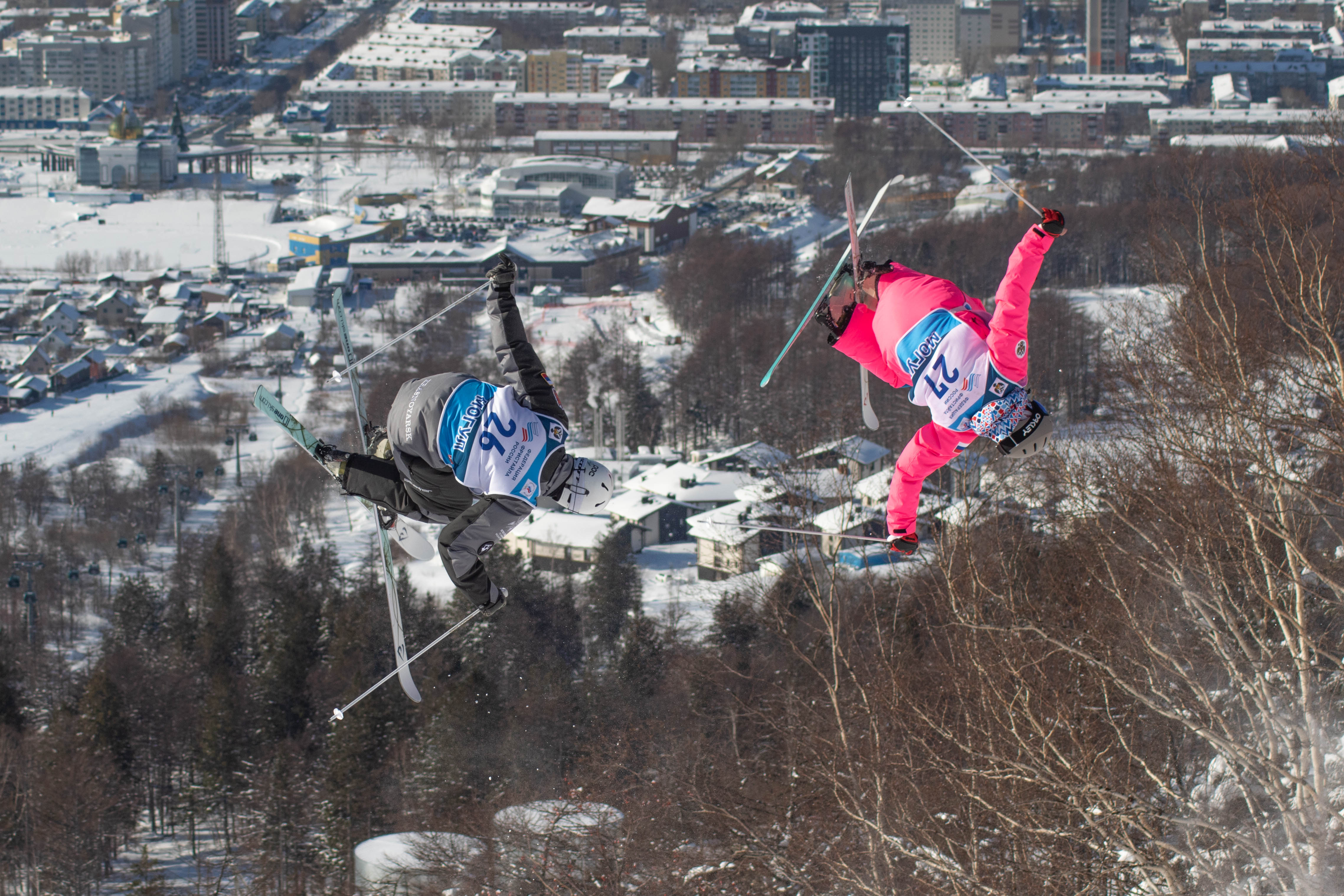 Летающие кудесники лыж возле трамплинов: смотрим Кубок России по лыжному фристайлу на канале «ТВ Спорт»