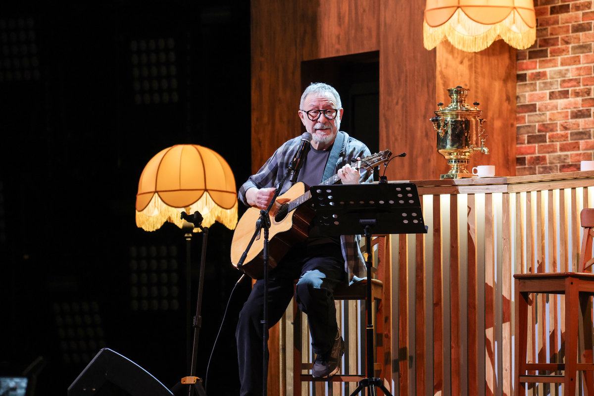 «Квартирник у Маргулиса» отмечает юбилей: смотрим на НТВ большой концерт впервые в формате стадионного шоу