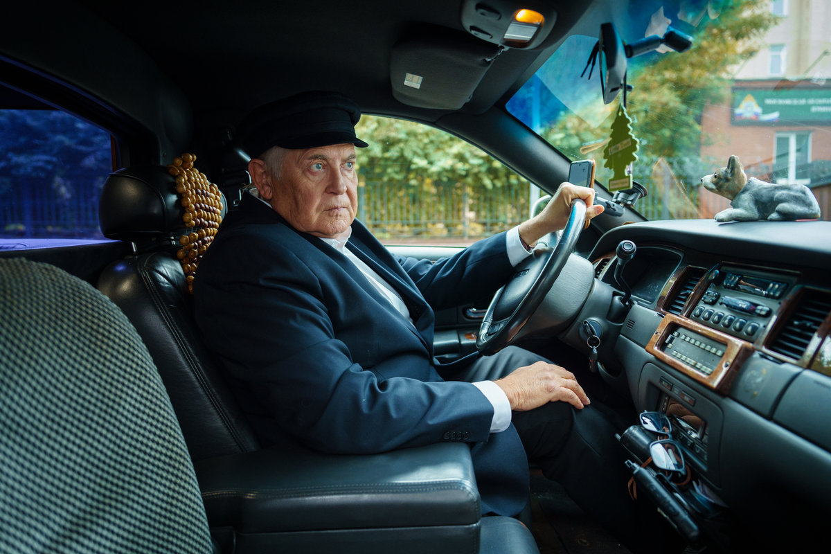 Готовы трейлер и постер семейной комедии «Дедмобиль» с Юрием Стояновым и Сергеем Буруновым