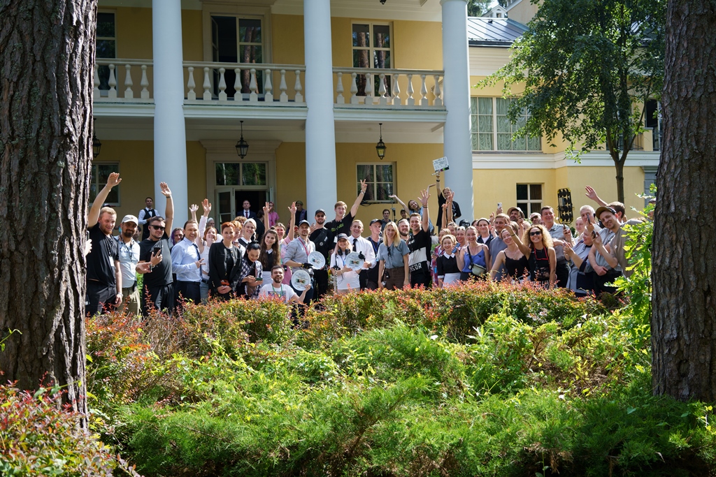 «Бедные смеются, богатые плачут»: ТНТ и Good Story Media приступили к съемкам мультижанровой саги