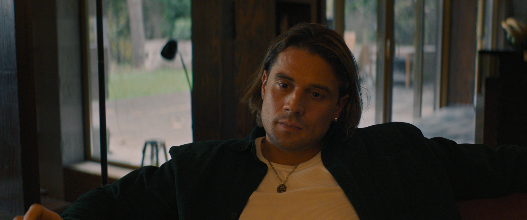 Когда от ИИ зависит твоя жизнь: в Сети появились кадры хоррора «Голосовой помощник»