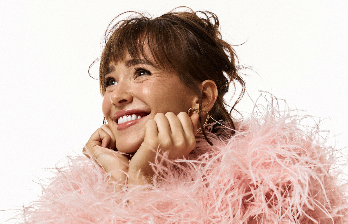 Певица Асия в блиц-интервью о шоу «Большой хит» на ТНТ и везении