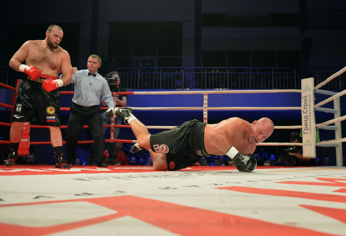 Кузьмин дебютирует с Сэведжем, Фомичёв выйдет над Морроу: смотрим звездные кулачные бои в «Бойцовском клубе» на РЕН ТВ