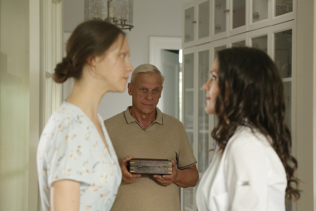 На телеканале «ТВ Центр» выходят новые детективы «Стряпуха» и «Семейный подряд»