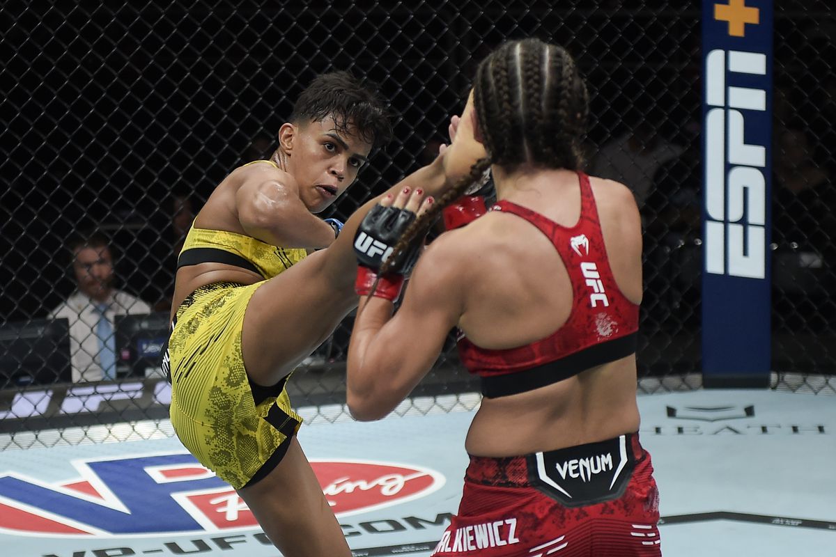 Смотрим ночные бои UFC Долидзе – Эрнандес и Хилл – Лусиндо, а также другие поединки ММА на телеканале «МАТЧ!»