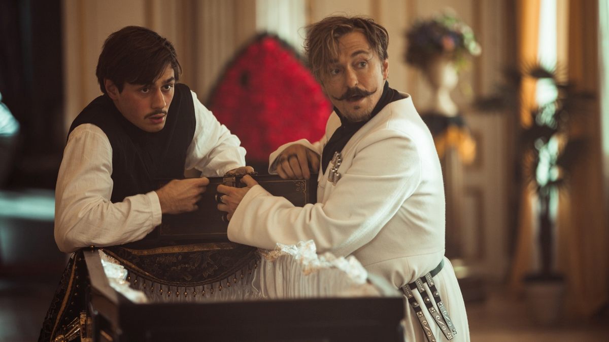 Юный, честный и приличный: на экраны российских кинотеатров выходит комедия «Бендер: Начало»