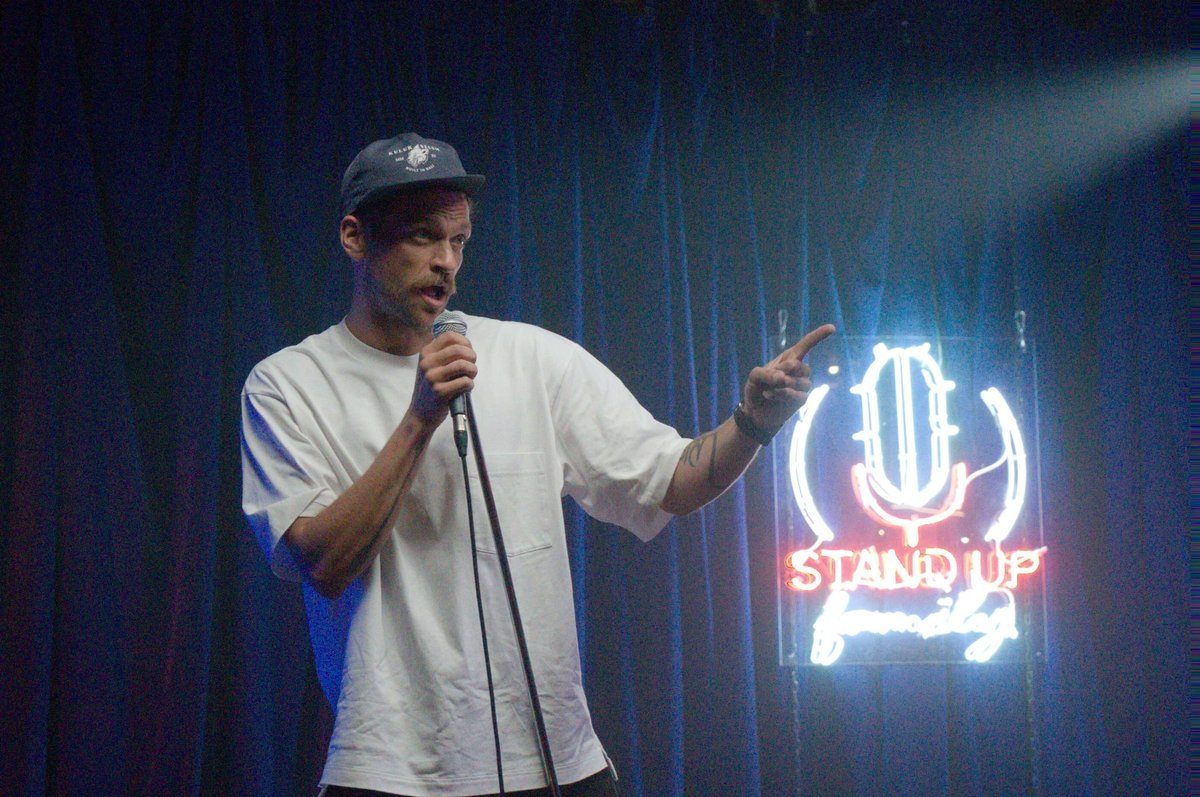 Живительное чувство юмора: на экраны выходит фильм «Стендап под прикрытием»