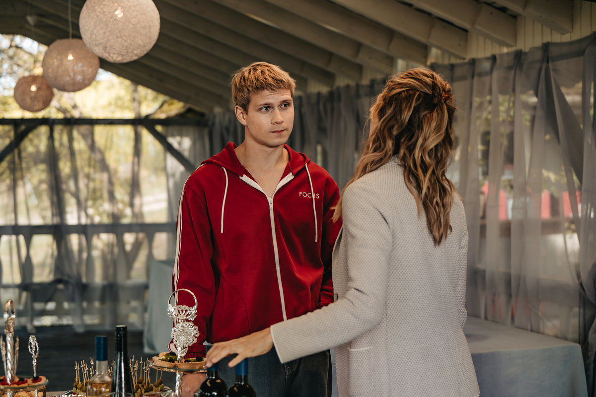 Ургант и Подкаминская занялись бизнесом: на СТС стартует премьера комедийного сериала «Виноделы»