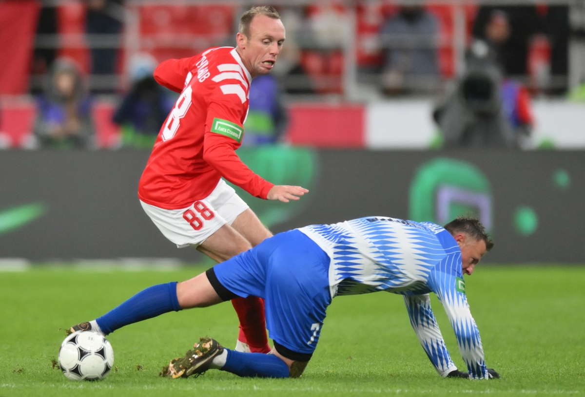 Легенды «Спартака» и «Локомотива» провожают звезду: смотрим прощальный матч Дениса Глушакова на канале «МАТЧ!»