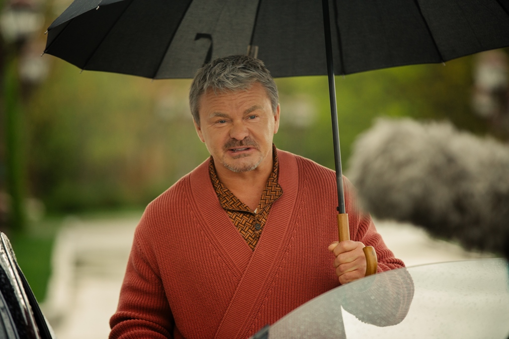 Олигарх и его дворецкий в поиске денег: на ТНТ стартует комедия «Бедный олигарх» с Владимиром Сычевым и Максимом Лагашкиным