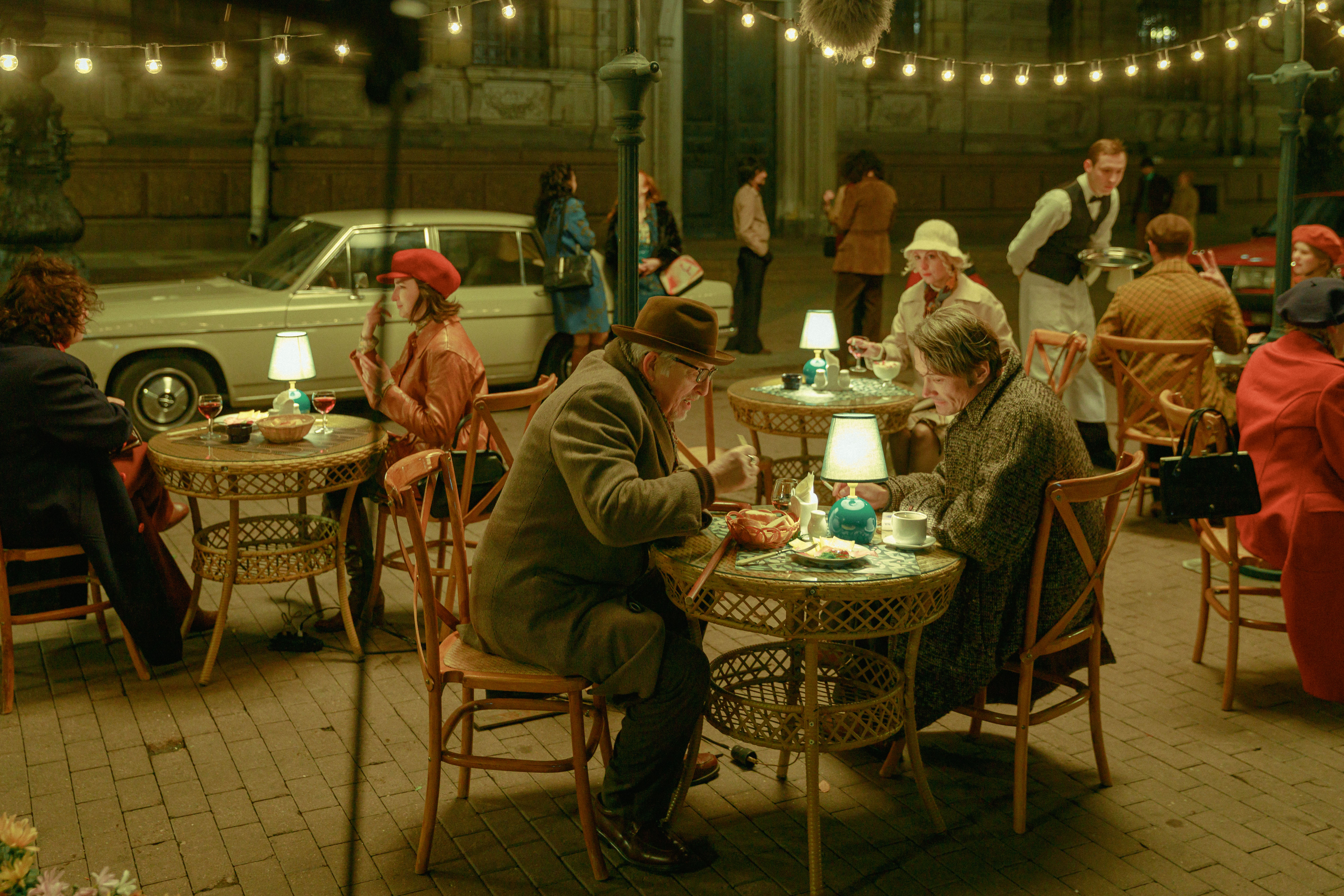 «У вас Ленин, у нас – Леннон»: на Первом канале выходят 5–8 серии ретродетектива «Бизон: Дело манекенщицы»