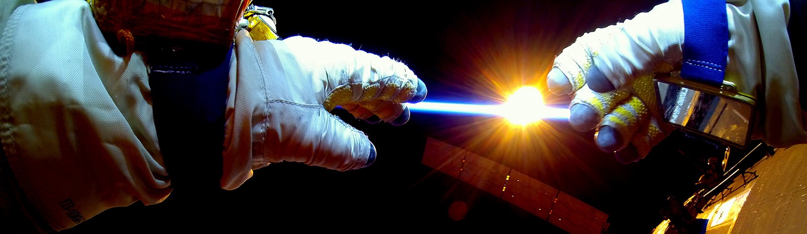 Прикосновение к бесконечности: смотрите выход в открытый космос в  «Большом эфире» 