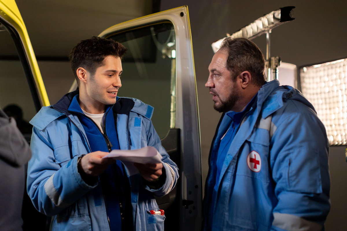 Новые кадры со съемок: НТВ продолжает работу над 9-м сезоном сериала «Скорая помощь» с Гошей Куценко