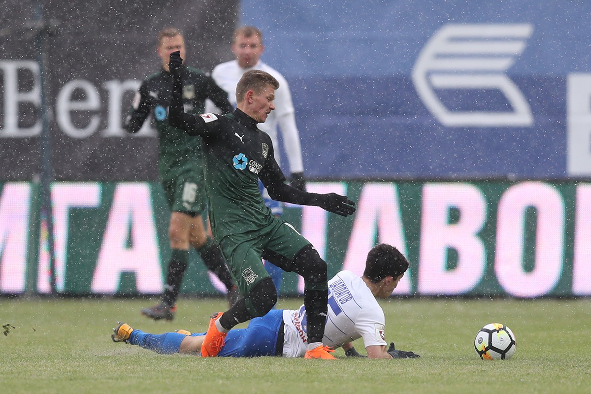 И треснул тур напополам