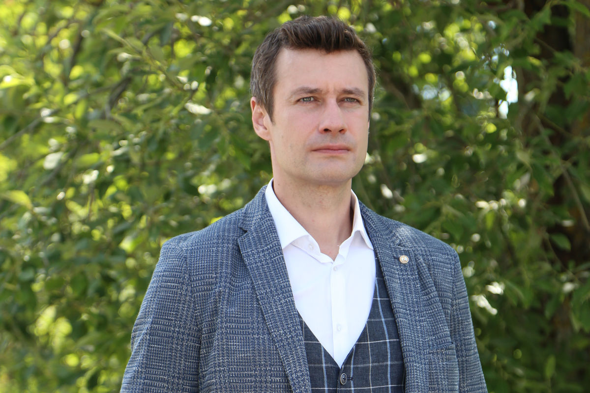 «Ермолов мне близок человеколюбием»: актер Владимир Колганов о новых сезонах «Зовите Ермолова!» на ТВЦ