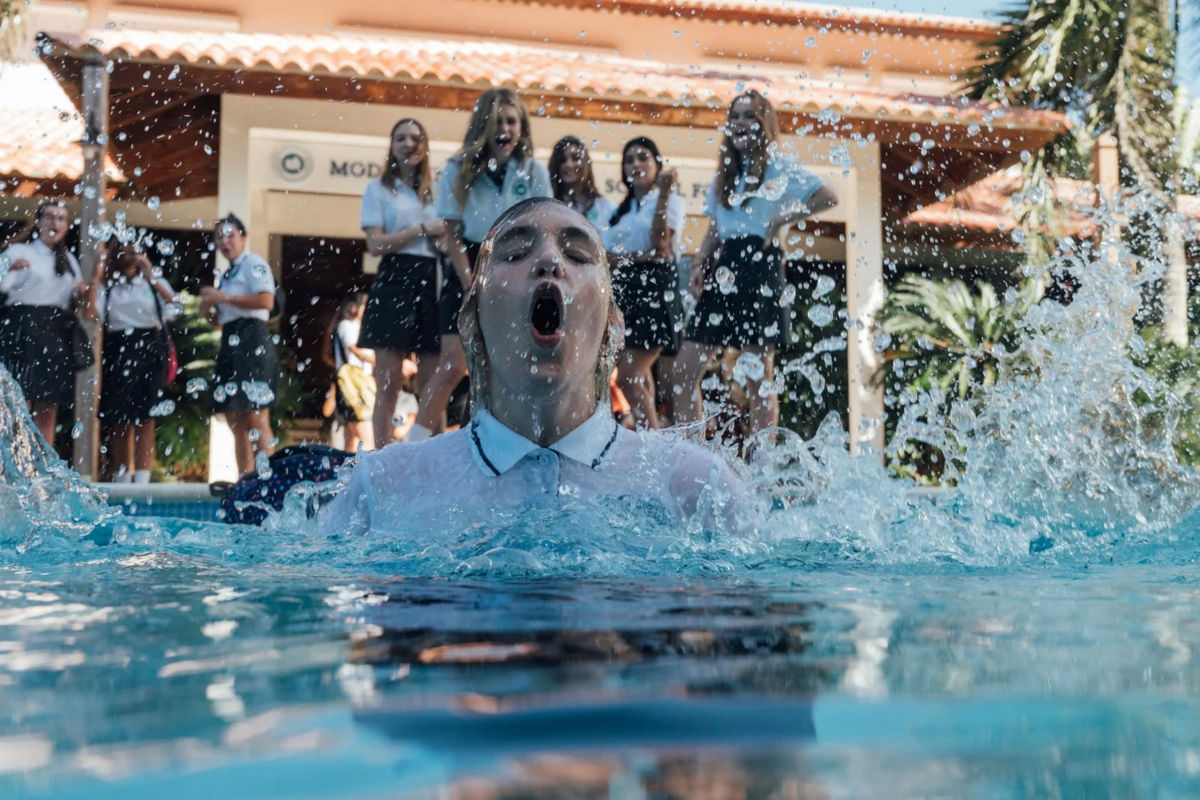 Челюсти все равно до вас доберутся: хоррор «Синяя бездна» на канале «Шокирующее» показывает неравные бои молоденьких девушек и акул под водой