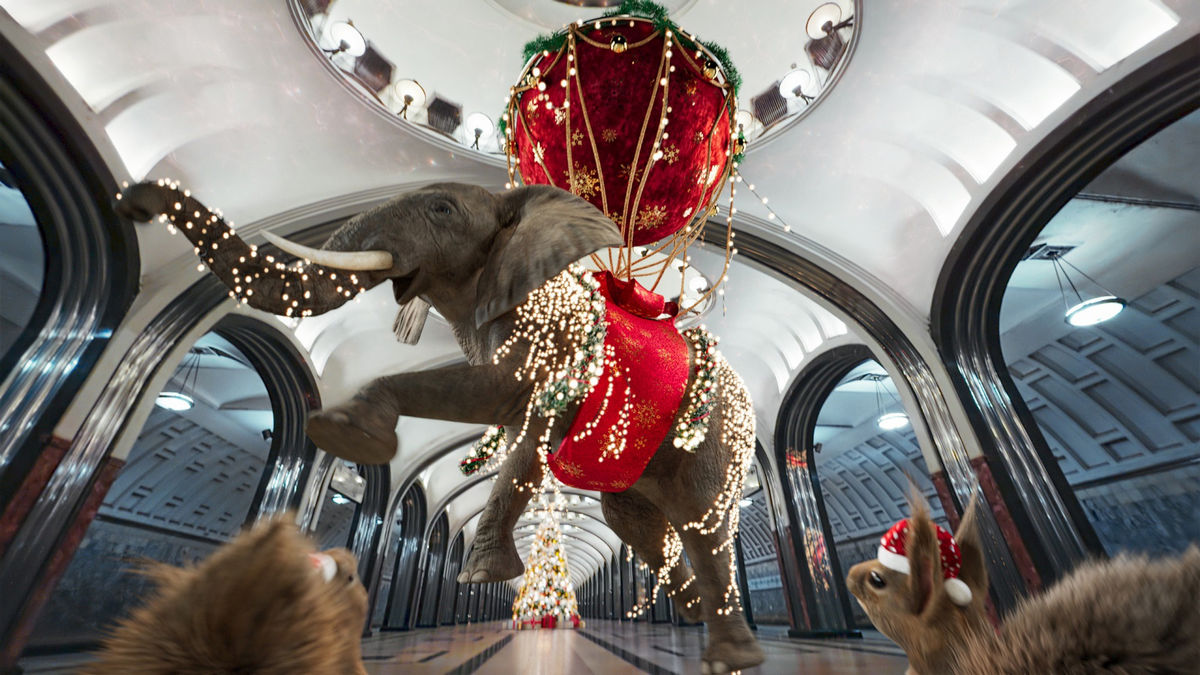 Белки, жирафы и теперь они: летающие слоны украсили предновогодний эфир Первого канала