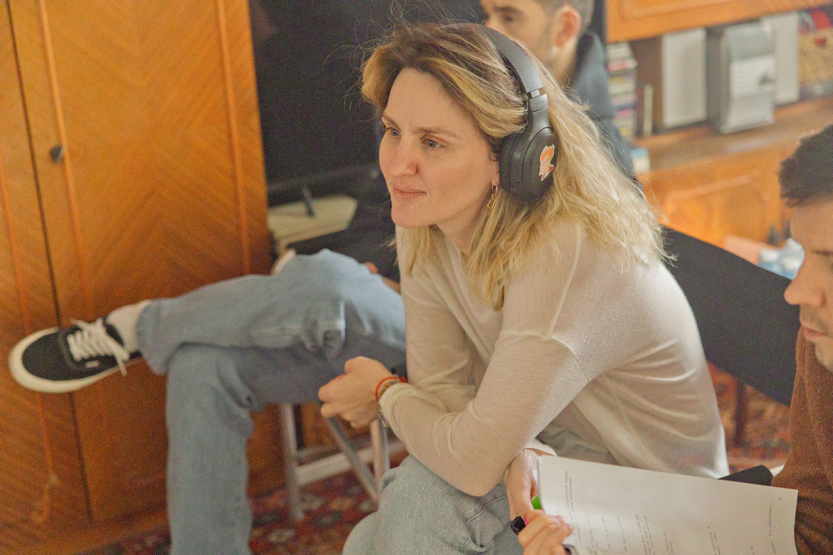 «Добрая семейная комедия»: режиссер Ирина Аркадьева о работе над комедийным сериалом «Макрон» об эйджизме, стереотипах и трудностях работы